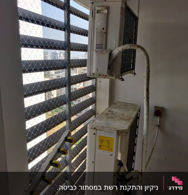 רשת מתכת על חלון למניעת כניסת יונים